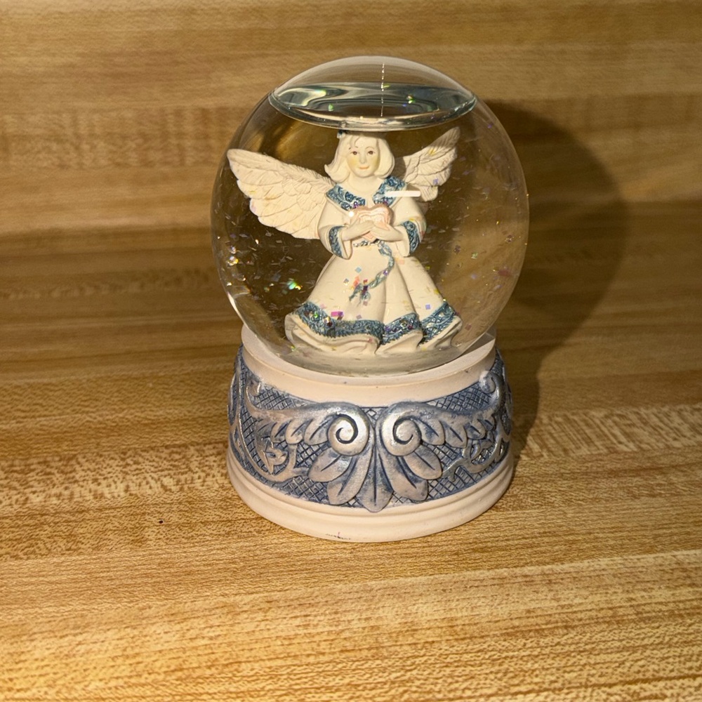 Vintage 2003 Sarah's angels "Lori" Angel Snow Globe with Blue Accents